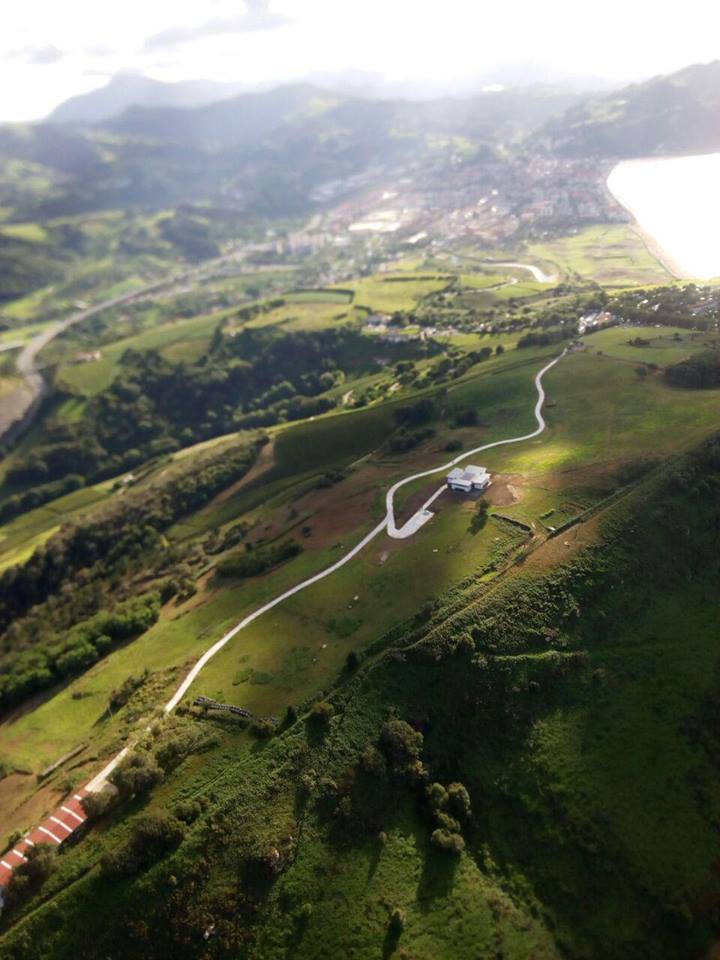 Imagen aérea de la urbanización del vial ejecutada sin licencia.