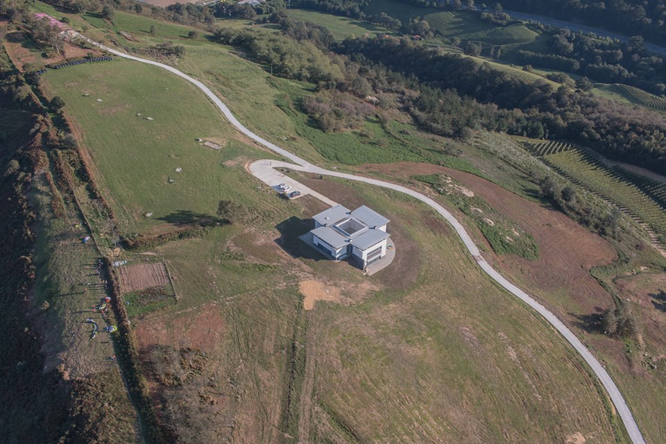 Vista aérea del casopolón construido entre Zarautz y Orio.